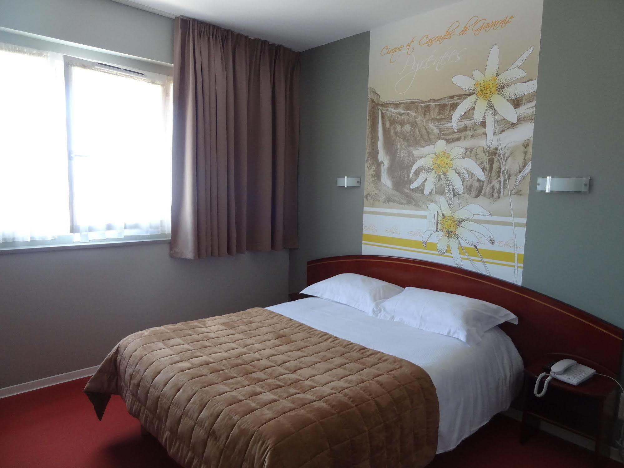 Cit'Hotel De La Marne Tarbes Bagian luar foto