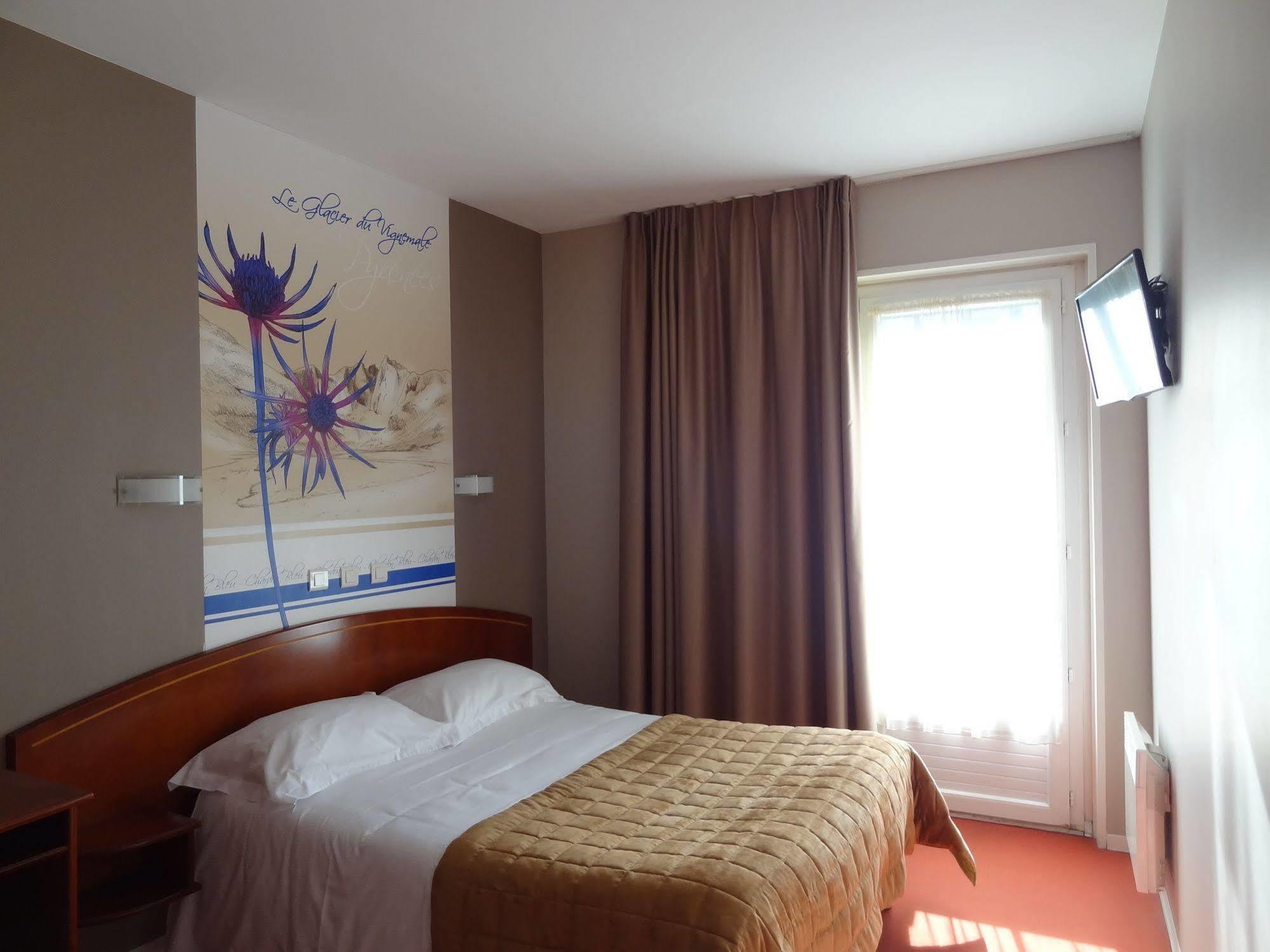 Cit'Hotel De La Marne Tarbes Bagian luar foto